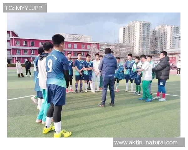 足球抬伤员的背后故事与团队精神的无声传递